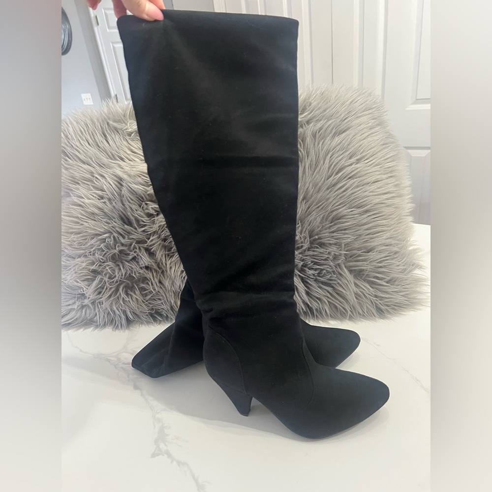 NWOT Hot Kiss Suede  Black Boots sz.6